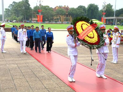 Tuổi trẻ Viện Hàn lâm KHCNVN tổ chức sinh hoạt chính trị ngoại khóa tại Lăng Chủ tịch Hồ Chí Minh