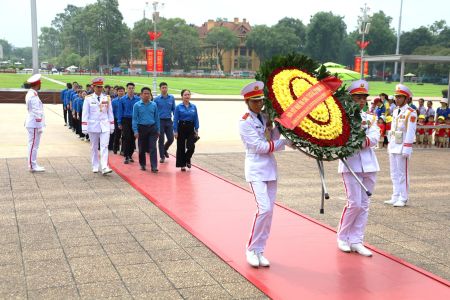 Tuổi trẻ Viện Hàn lâm KHCNVN tổ chức sinh hoạt chính trị ngoại khóa tại Lăng Chủ tịch Hồ Chí Minh