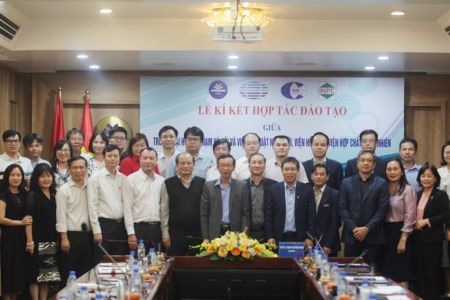 Lễ ký kết Biên bản ghi nhớ hợp tác giữa Trường Đại học Sư phạm Hà Nội và Viện Hóa học, Viện Kỹ thuật Nhiệt đới, Viện Hóa học các Hợp chất thiên nhiên
