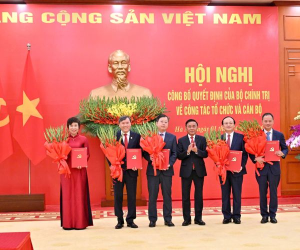 Công bố Quyết định của Bộ Chính trị về công tác tổ chức và cán bộ đối với 5 cơ quan