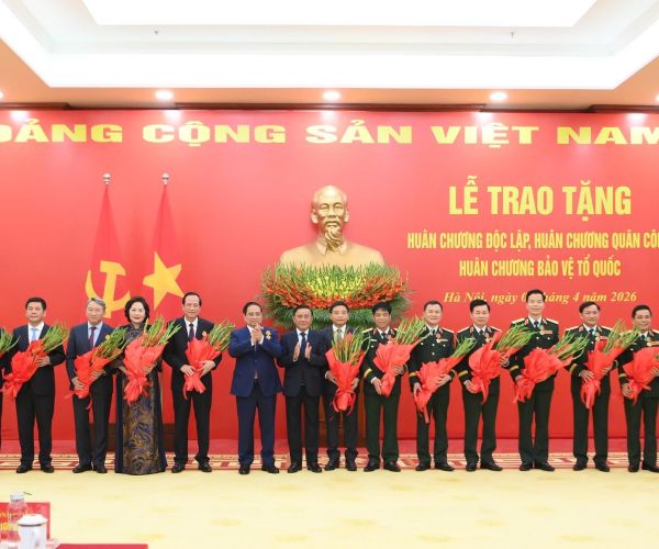 Đồng chí Châu Văn Minh - Bí thư Đảng ủy Liên hiệp các Hội Khoa học và Kỹ thuật Việt Nam, nguyên Chủ tịch Viện Hàn lâm Khoa học và Công nghệ Việt Nam vinh dự nhận Huân chương Độc lập hạng Ba