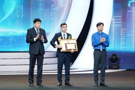 Thạc sĩ Nguyễn Bá Mạnh, nhà khoa học trẻ say mê nghiên cứu vật liệu mới, đoạt giải Tuổi trẻ sáng tạo của Giải thưởng Nhân tài Đất Việt 2025