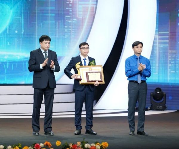 Thạc sĩ Nguyễn Bá Mạnh, nhà khoa học trẻ say mê nghiên cứu vật liệu mới, đoạt giải Tuổi trẻ sáng tạo của Giải thưởng Nhân tài Đất Việt 2025